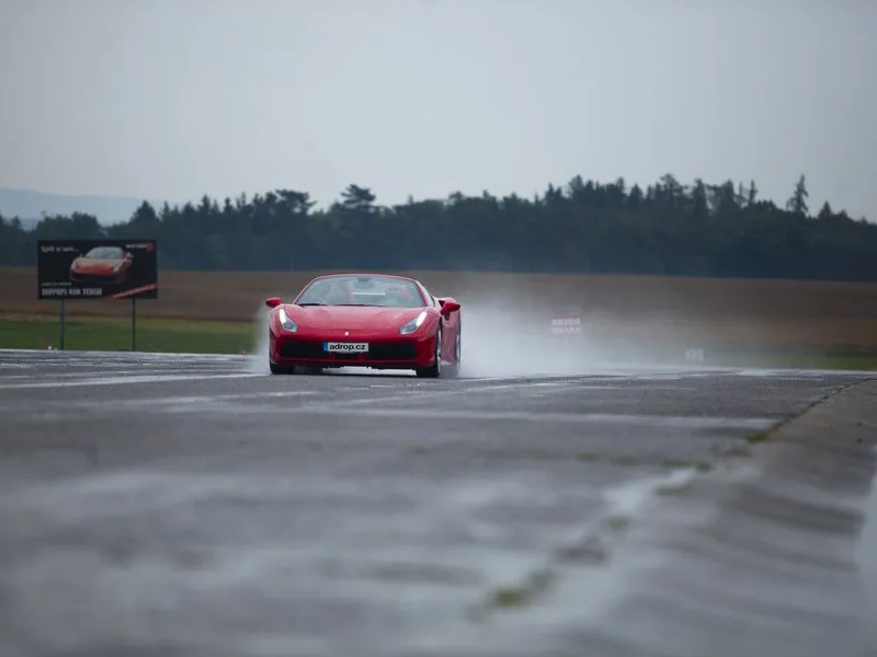 Jízda ve Ferrari 488 Spider na okruhu