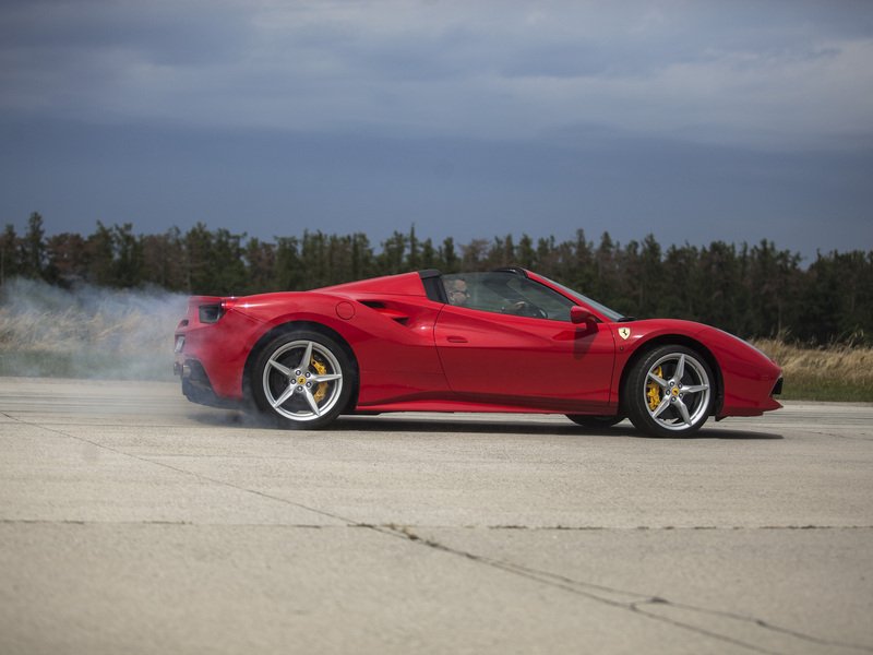 Jízda ve Ferrari 488 Spider na okruhu