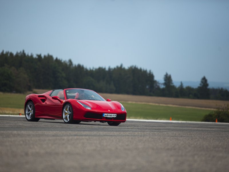 Jízda ve Ferrari 488 Spider na okruhu