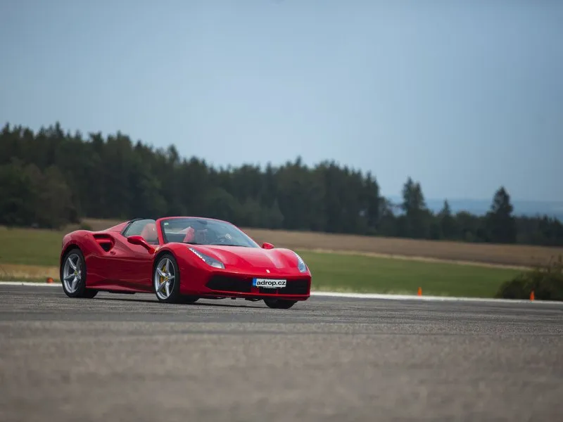 Jízda ve Ferrari 488 Spider na okruhu