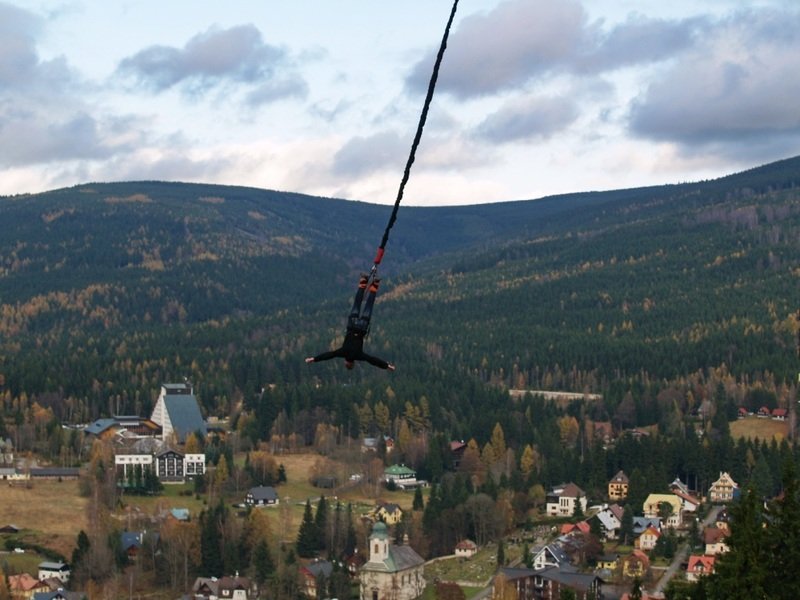 Bungee jumping z televizní věže