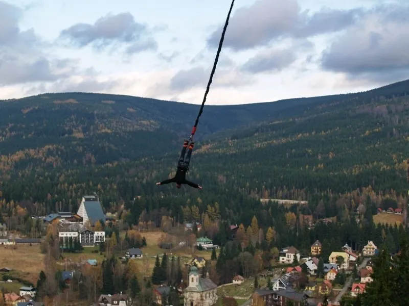 Bungee jumping z televizní věže