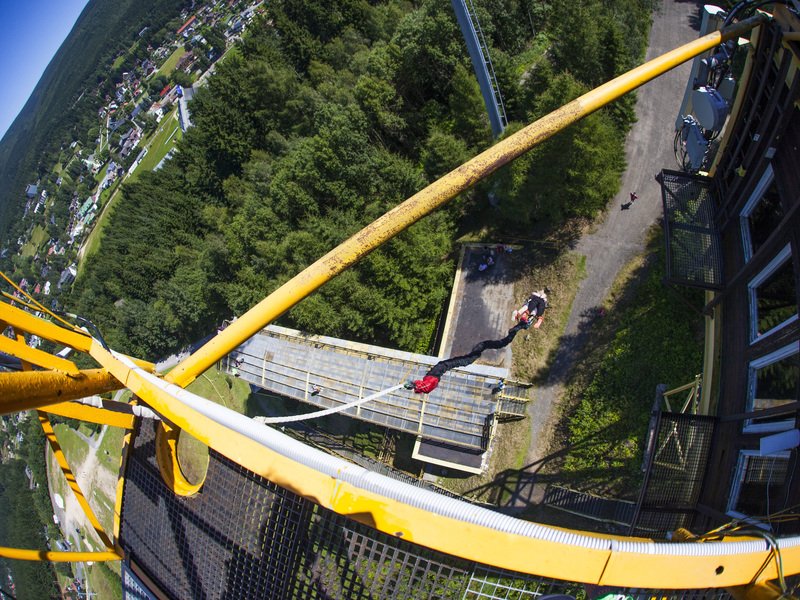 Bungee jumping z televizní věže