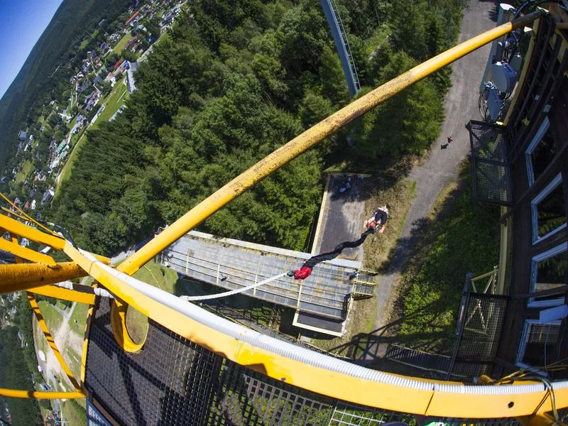 Bungee jumping z televizní věže