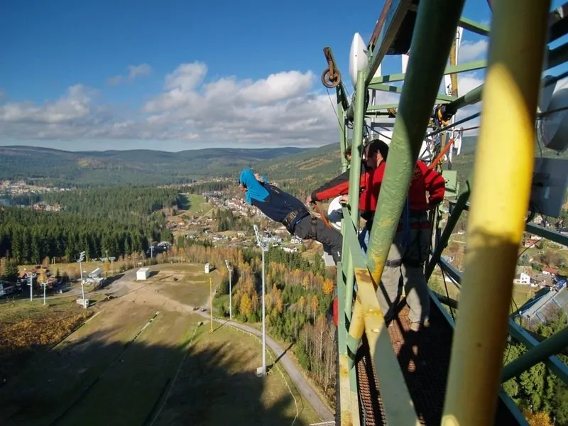 Bungee jumping z televizní věže