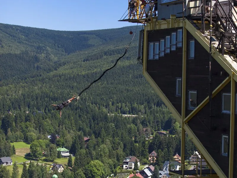 Bungee jumping z televizní věže