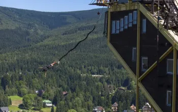 Bungee jumping z televizní věže