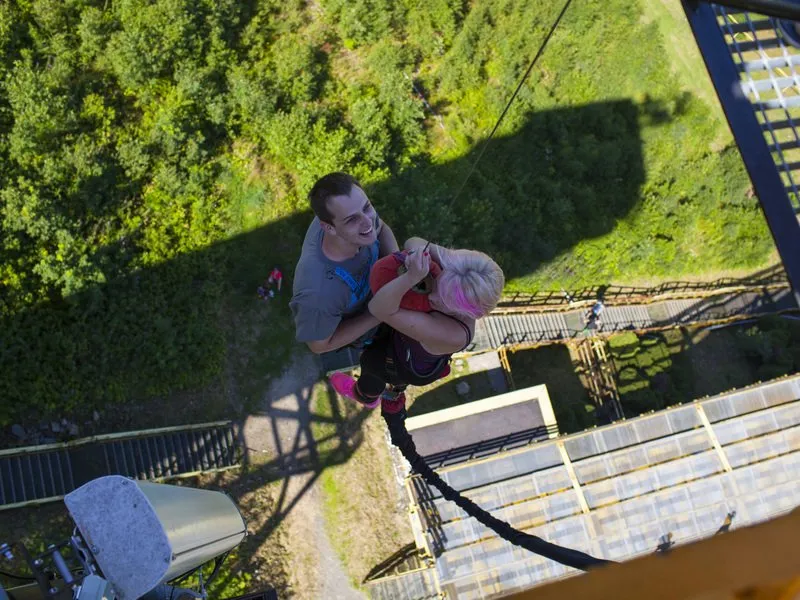 Bungee jumping z televizní věže