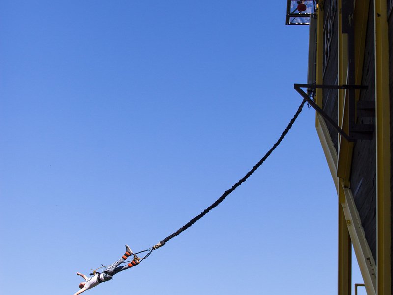 Bungee jumping z televizní věže