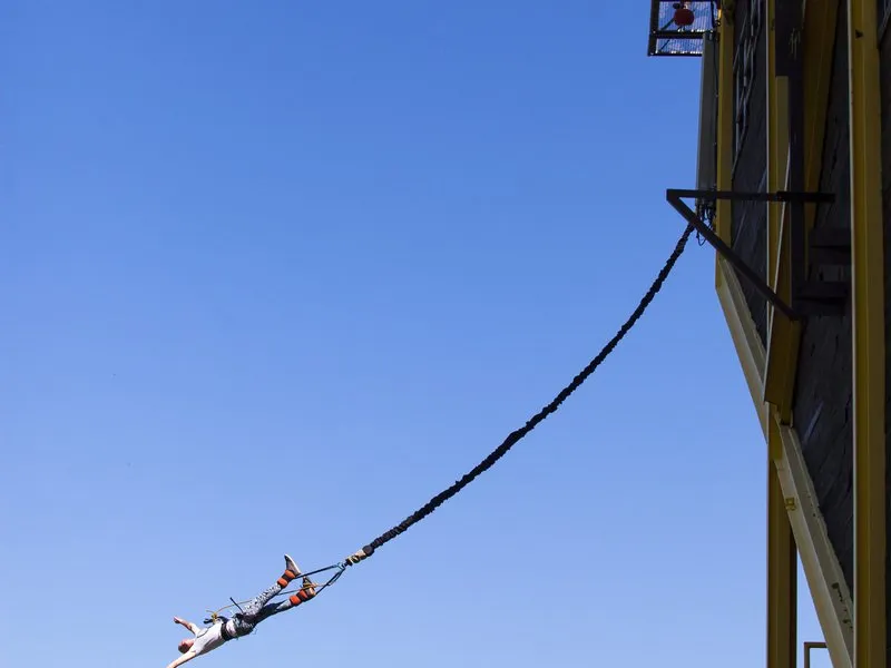 Bungee jumping z televizní věže