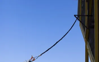 Bungee jumping z televizní věže