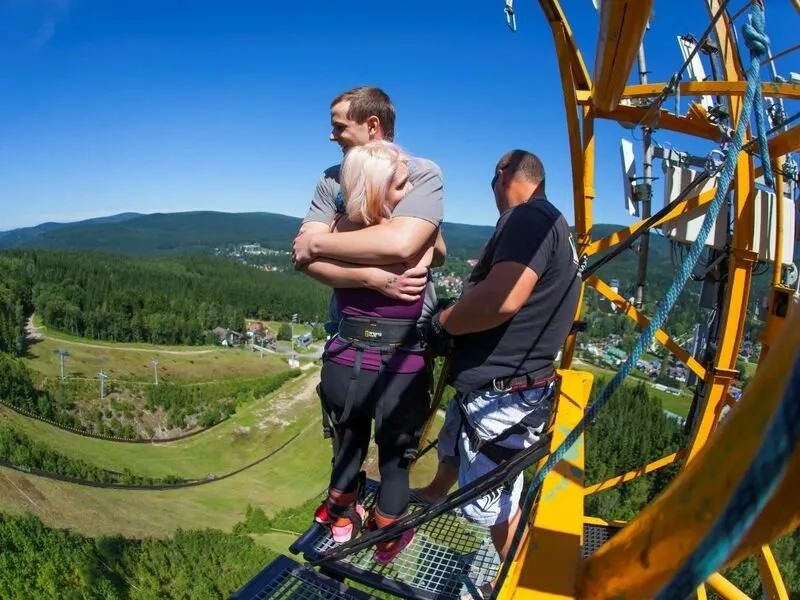 Bungee jumping z televizní věže