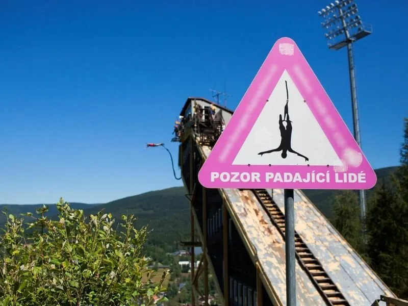 Bungee jumping z televizní věže