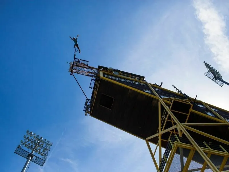 Bungee jumping z televizní věže