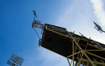 Bungee jumping z televizní věže