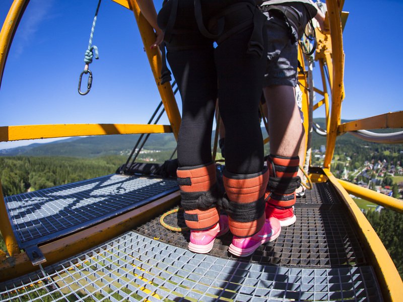 Bungee jumping z televizní věže