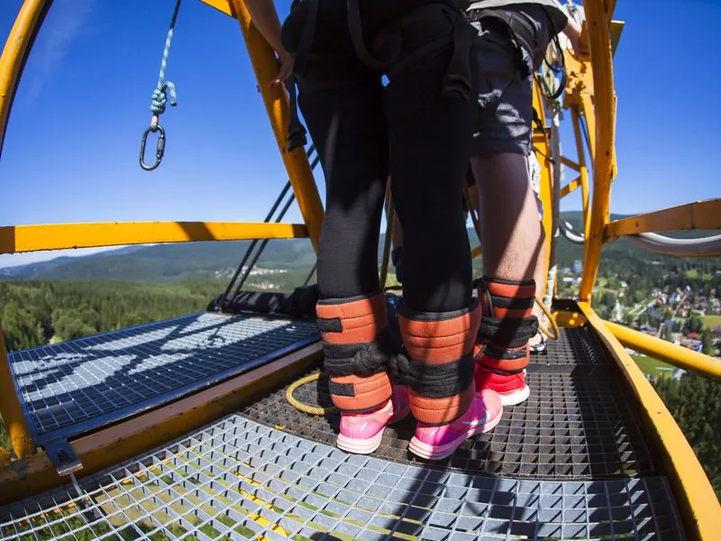 Bungee jumping z televizní věže