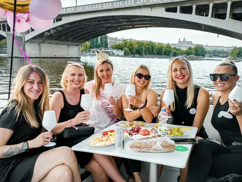 Soukromá plavba luxusní lodí po Vltavě: Praha