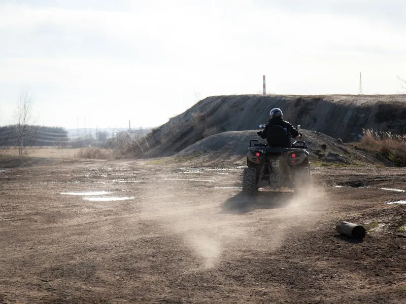 Jízda na čtyřkolce ATV na specializované trati (i pro děti)