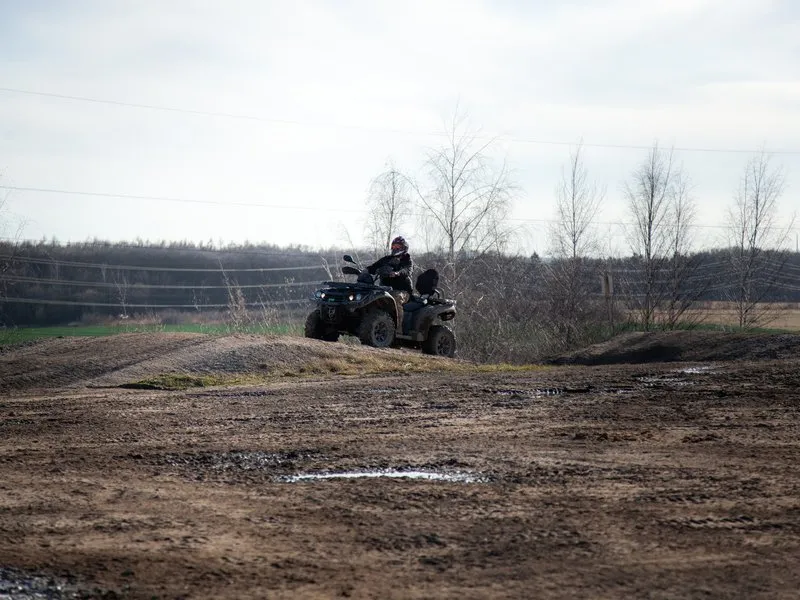 Jízda na čtyřkolce ATV na specializované trati (i pro děti)