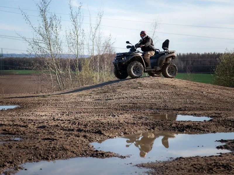 Jízda na čtyřkolce ATV na specializované trati (i pro děti)