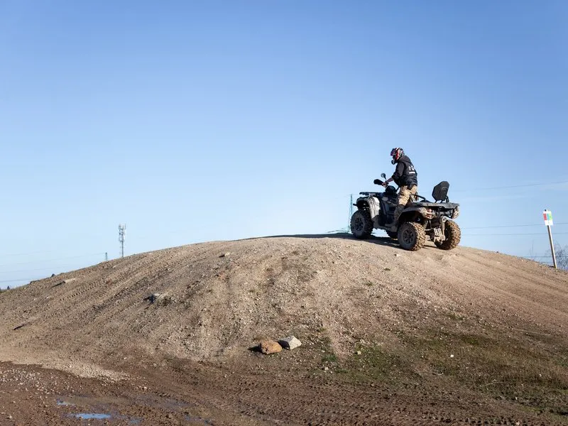Jízda na čtyřkolce ATV na specializované trati (i pro děti)