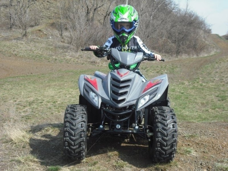 Jízda na čtyřkolce ATV na specializované trati (i pro děti)