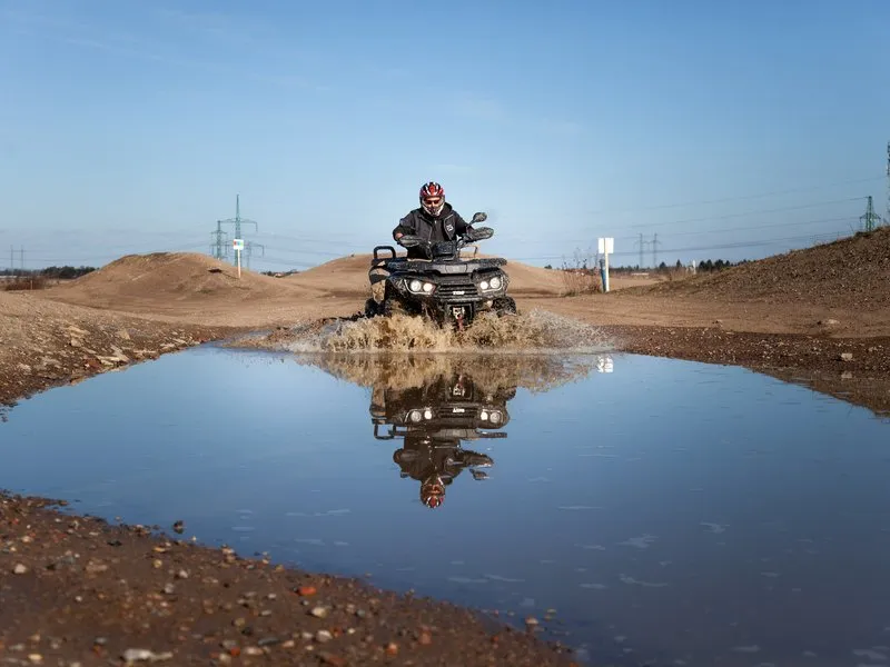 Jízda na čtyřkolce ATV na specializované trati (i pro děti)