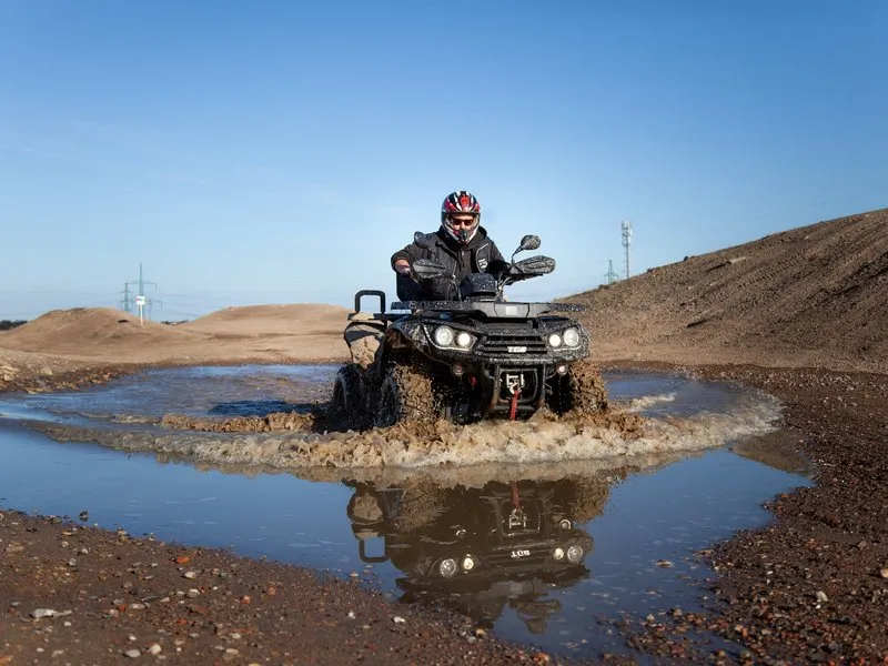 Jízda na čtyřkolce ATV na specializované trati (i pro děti)
