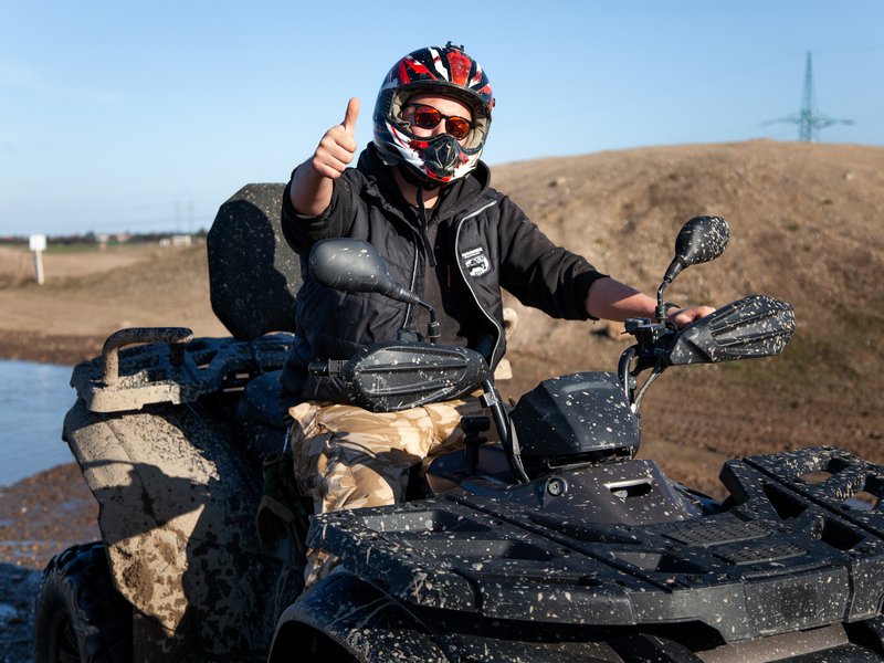 Jízda na čtyřkolce ATV na specializované trati (i pro děti)