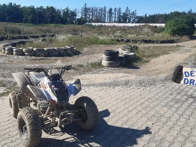 Jízda na čtyřkolce ATV na specializované trati (i pro děti)