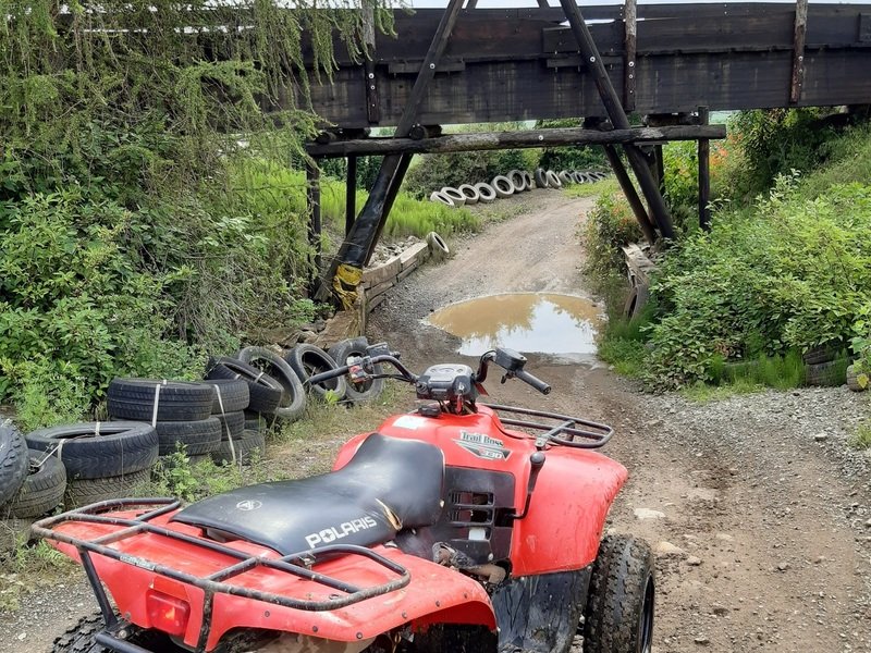 Jízda na čtyřkolce ATV na specializované trati (i pro děti)