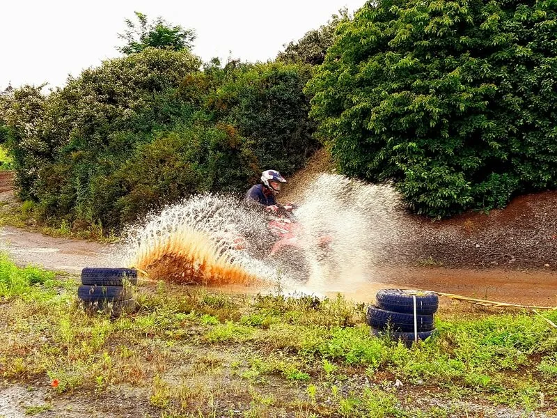 Jízda na čtyřkolce ATV na specializované trati (i pro děti)