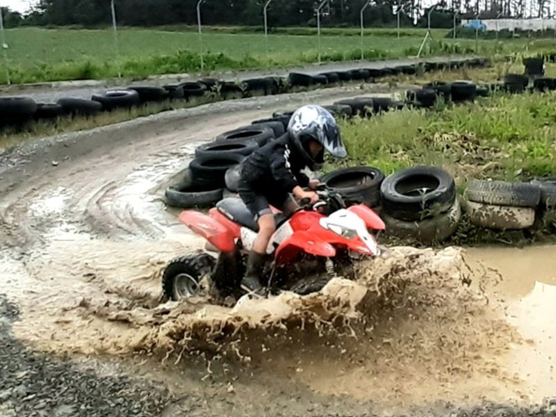 Jízda na čtyřkolce ATV na specializované trati (i pro děti)