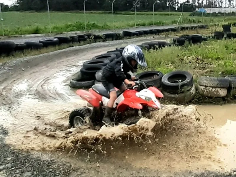 Jízda na čtyřkolce ATV na specializované trati (i pro děti)