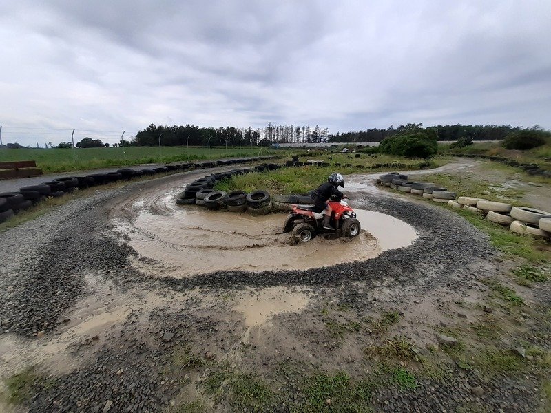 Jízda na čtyřkolce ATV na specializované trati (i pro děti)