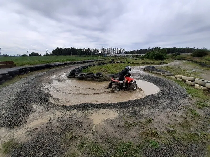 Jízda na čtyřkolce ATV na specializované trati (i pro děti)