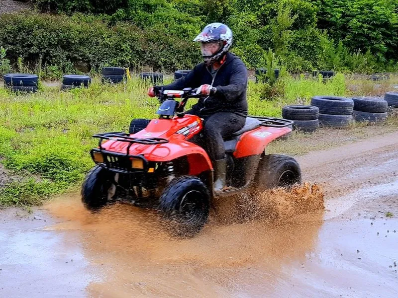 Jízda na čtyřkolce ATV na specializované trati (i pro děti)