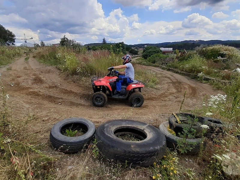 Jízda na čtyřkolce ATV na specializované trati (i pro děti)