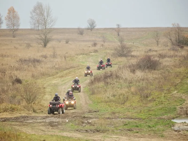 Jízda na čtyřkolce ATV na specializované trati (i pro děti)