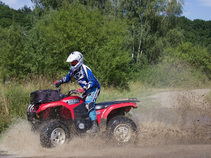Jízda na čtyřkolce ATV na specializované trati (i pro děti)