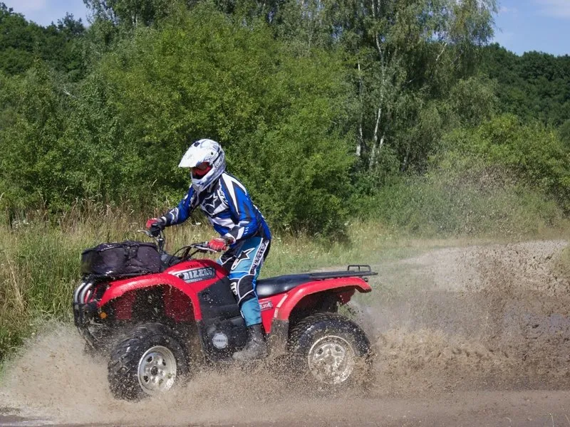 Jízda na čtyřkolce ATV na specializované trati (i pro děti)