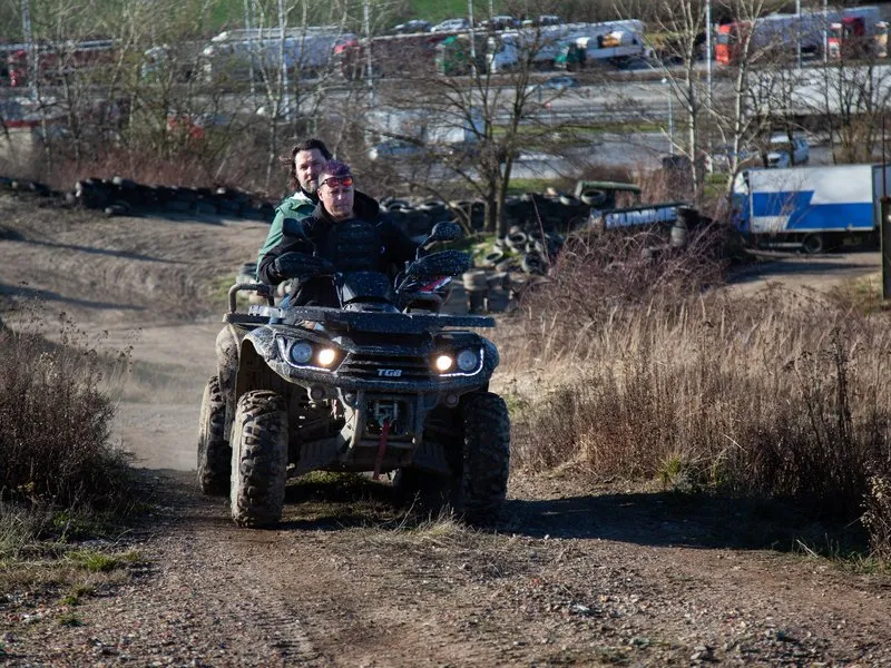 Jízda na čtyřkolce ATV na specializované trati (i pro děti)