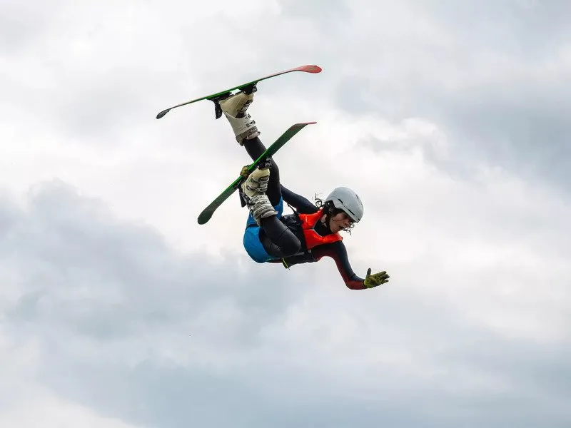Lekce freestyle lyžování se skoky do vody