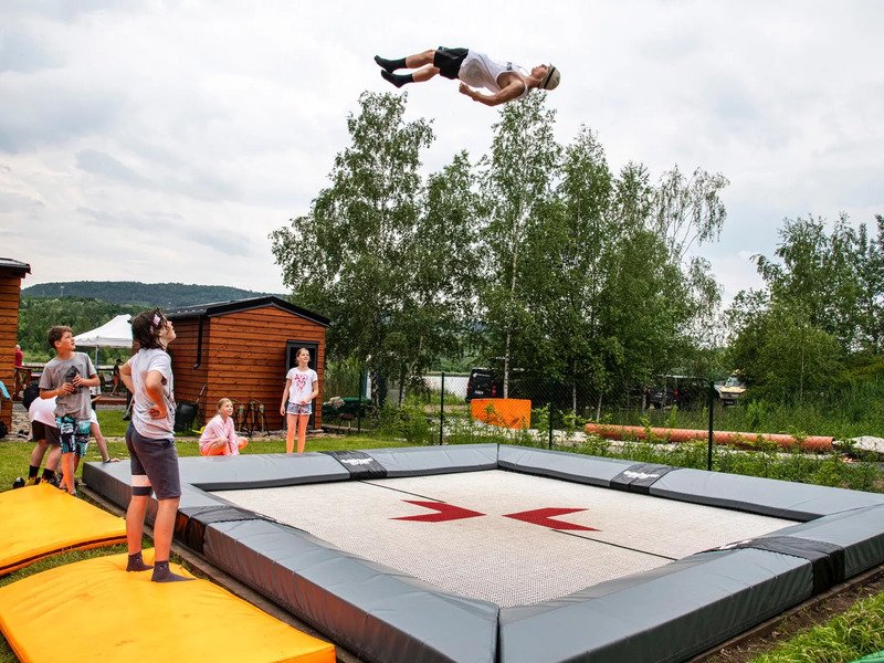 Lekce freestyle lyžování se skoky do vody