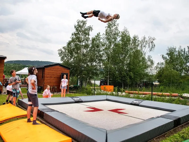 Lekce freestyle lyžování se skoky do vody