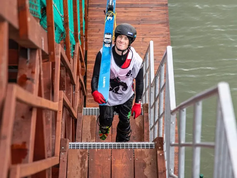 Lekce freestyle lyžování se skoky do vody