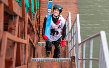 Lekce freestyle lyžování se skoky do vody