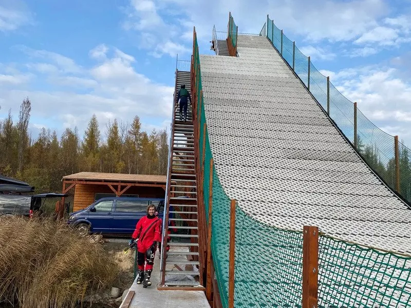 Lekce freestyle lyžování se skoky do vody