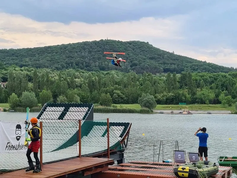 Lekce freestyle lyžování se skoky do vody